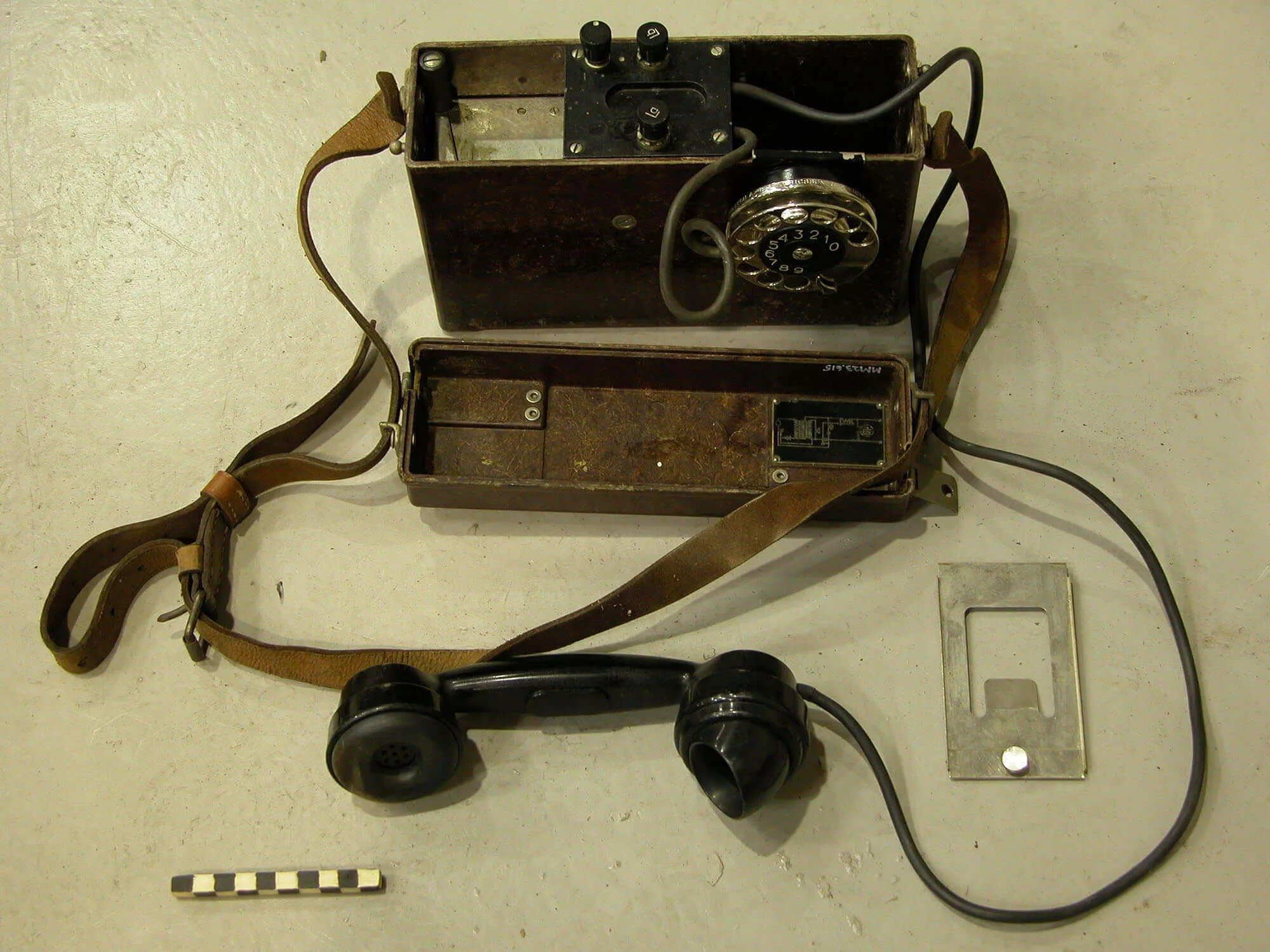 gammal militär telefon